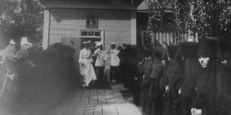 Легенда о двух белых лебедях. И быль о царе и царице