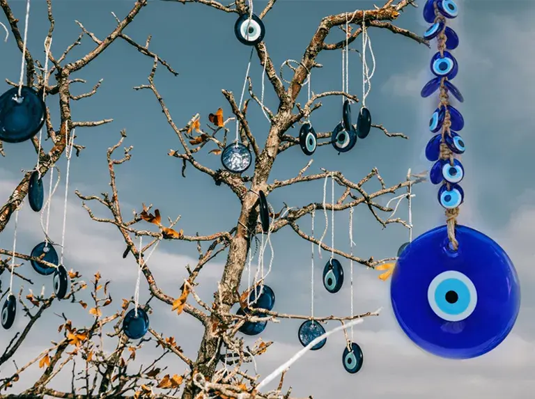 "Турецкий глаз" -- это защитный амулет.