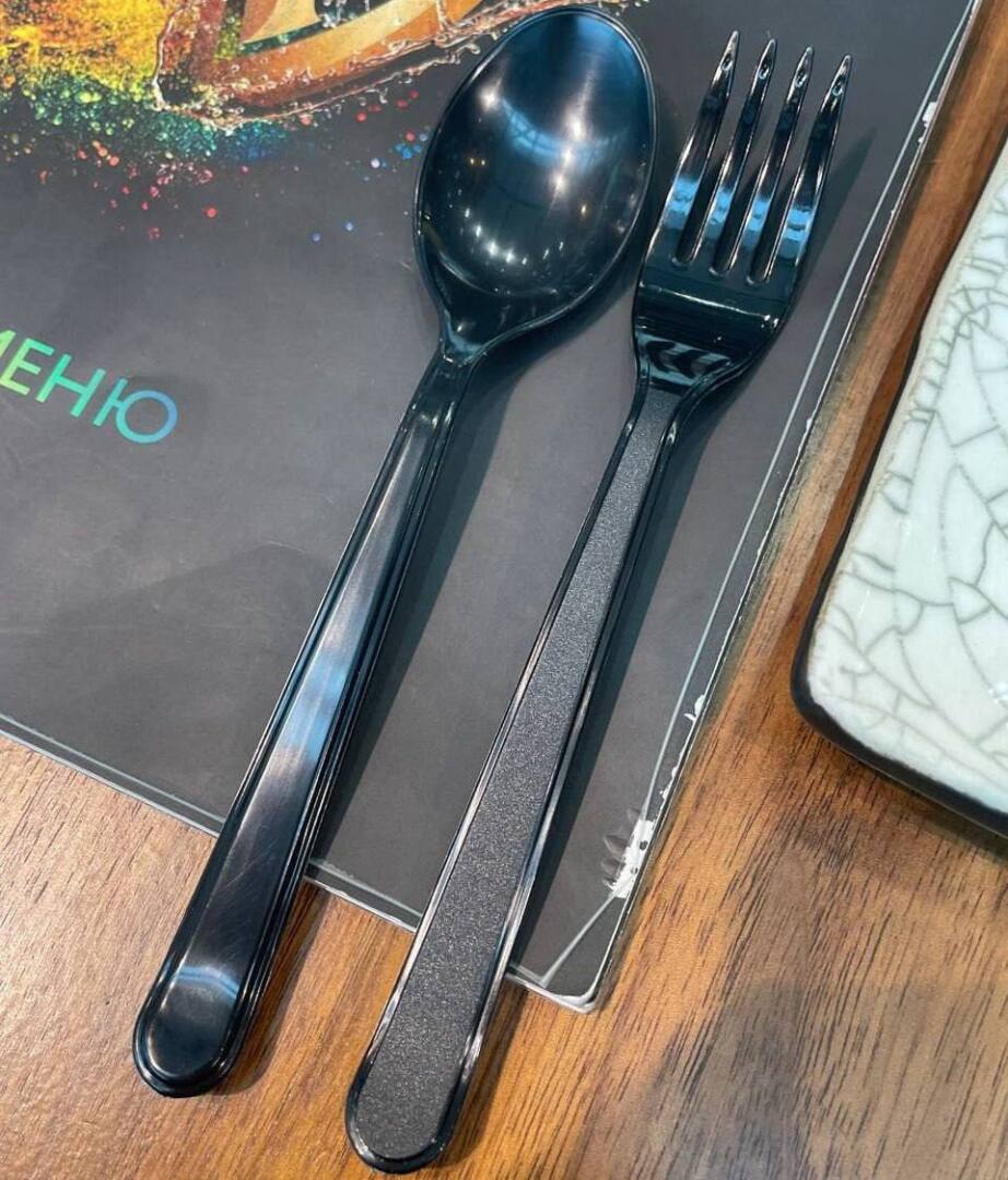 Из кафе в российских аэропортах пропали все железные вилки и ножи.