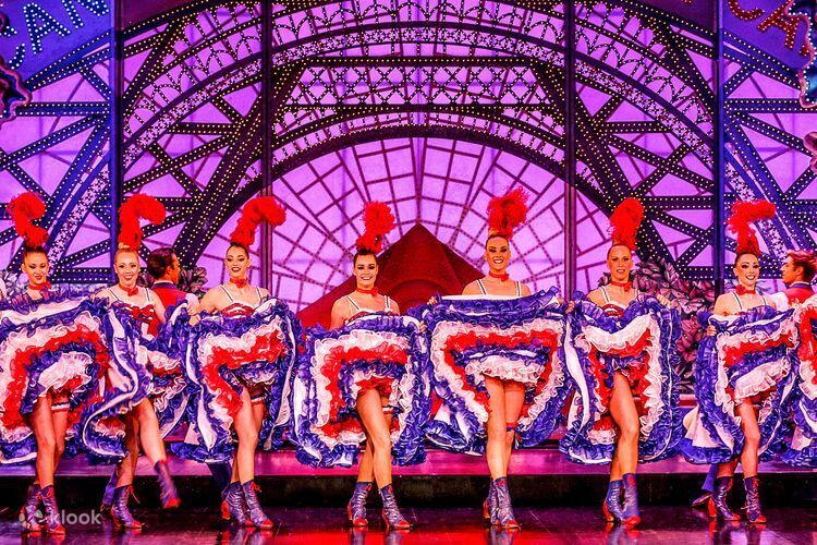 В ночь со среды на четверг, между 2 и 3 часами ночи, упали крылья легендарного Мулен Руж. Вы хоть про него слышали или знаете ?