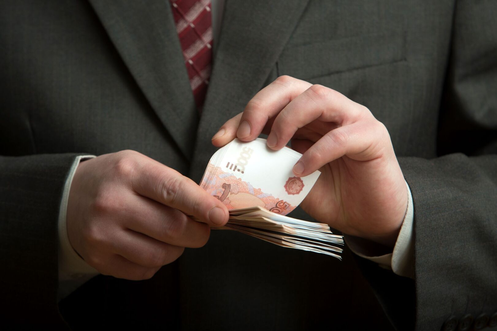 Взятки на стол: в России растет количество осужденных за коррупцию