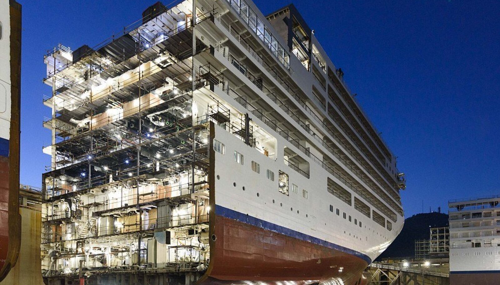 Инженеры Watch Разрезали Гигантский круизный лайнер пополам, чтобы сделать его еще больше.