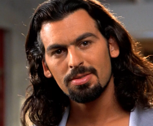 Жизнь в любовном треугольнике: она сидит с ребёнком его жены и ходит к ней на дни рождения