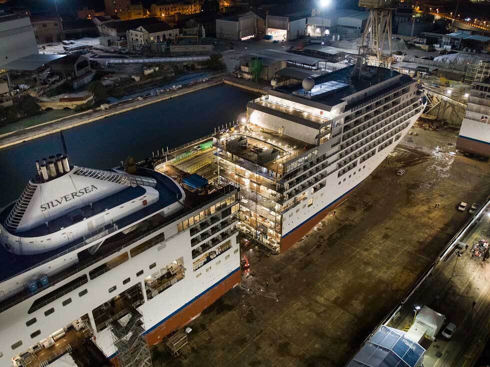 Инженеры Watch Разрезали Гигантский круизный лайнер пополам, чтобы сделать его еще больше.