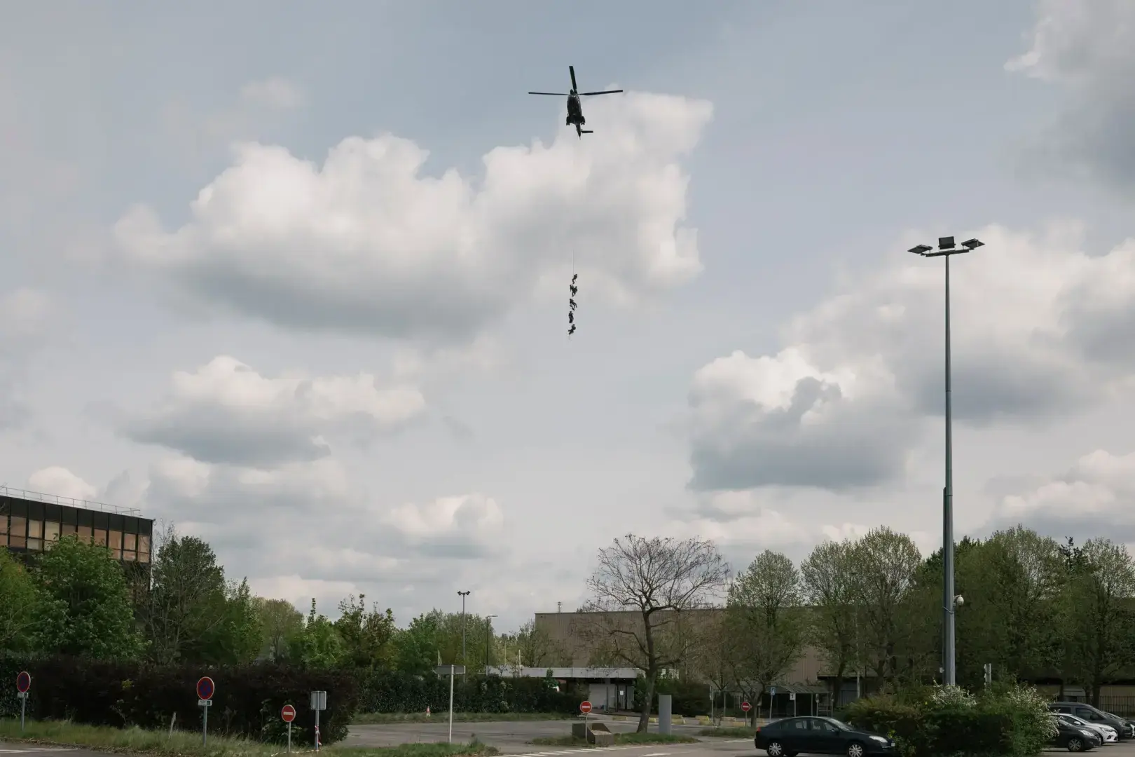 Город, пострадавший от терроризма, готовит олимпийское открытие без стен