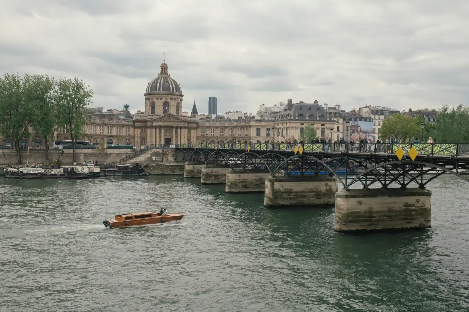 Город, пострадавший от терроризма, готовит олимпийское открытие без стен