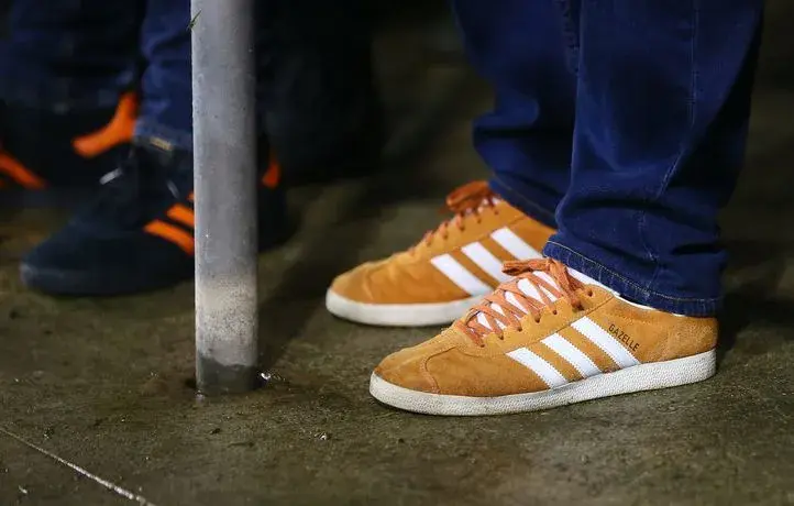 Кроссовки на плоской подошве модны, но полезны ли они для ног.