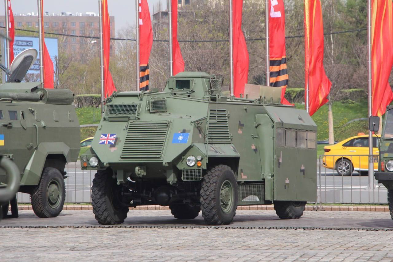 Фотографии выставленных на Поклонной горе в Москве трофейных иностранных танков, БМП, БТР, артиллерии и другой техники, захваченной у ВСУ.