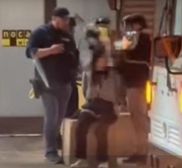 Протесты в поддержку сектора Газа в США стали ужасными; Полицейские поймали на камеру, что «насильно» снимают с женщины «хиджаб»