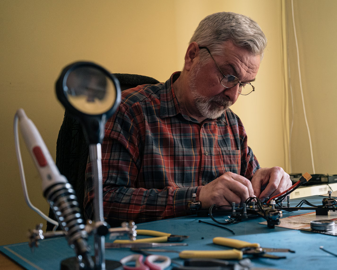 Поскольку в Украине заканчиваются боеприпасы, мирные жители строят военные дроны своими руками у себя дома