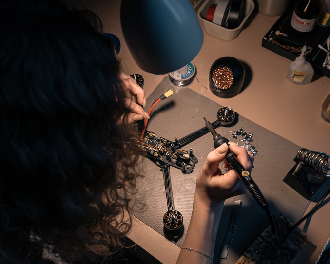 Поскольку в Украине заканчиваются боеприпасы, мирные жители строят военные дроны своими руками у себя дома