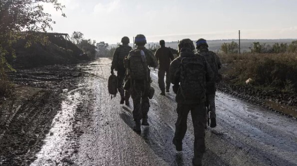Тему "Доберутся до Днепра" можно уникализировать следующим образом: "Бывший разведчик предупредил Украину о потерях: когда враги доберутся до Днепра"