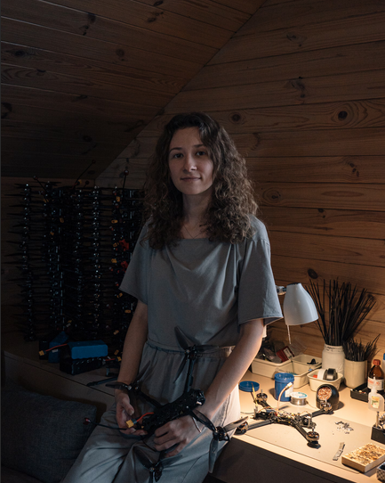 Поскольку в Украине заканчиваются боеприпасы, мирные жители строят военные дроны своими руками у себя дома