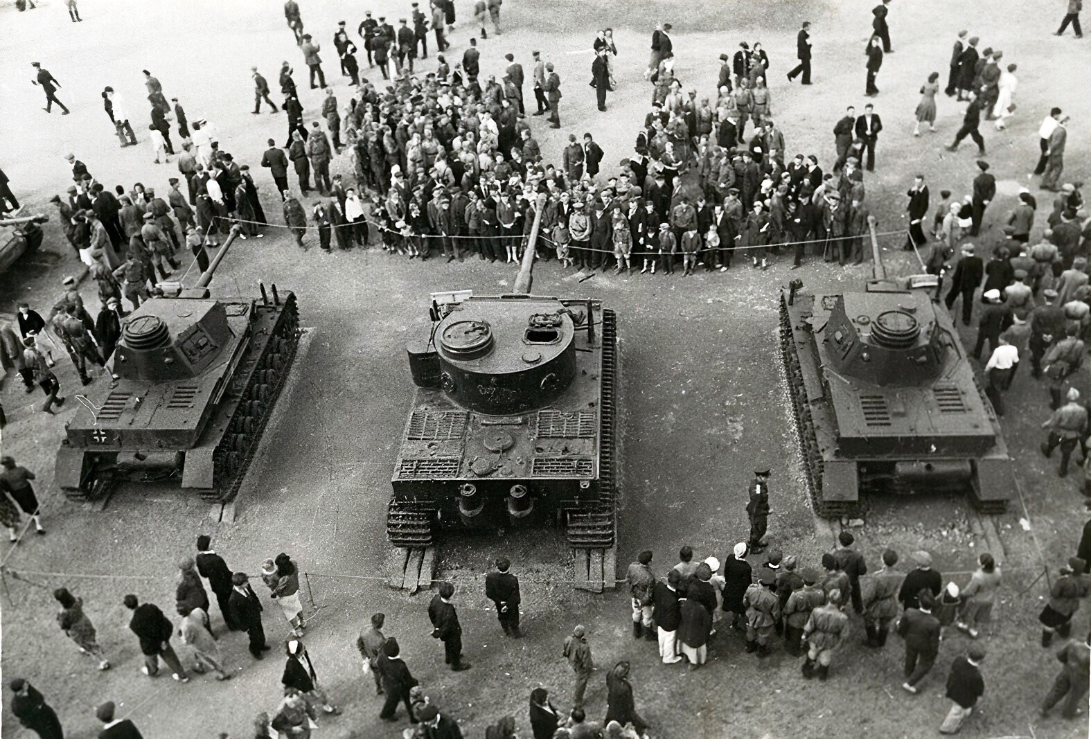 Сбылась мечта англосаксов их танки в Москве! Акция уничижения в эти дни проходит на Поклонной горе. Ласкаво просимо