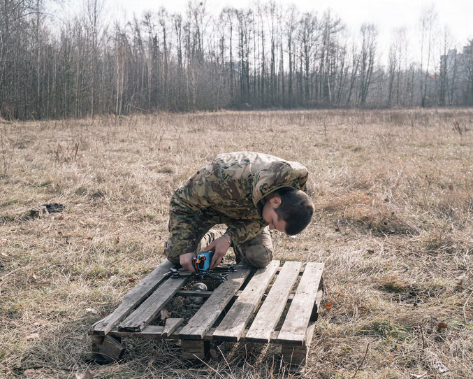 Поскольку в Украине заканчиваются боеприпасы, мирные жители строят военные дроны своими руками у себя дома