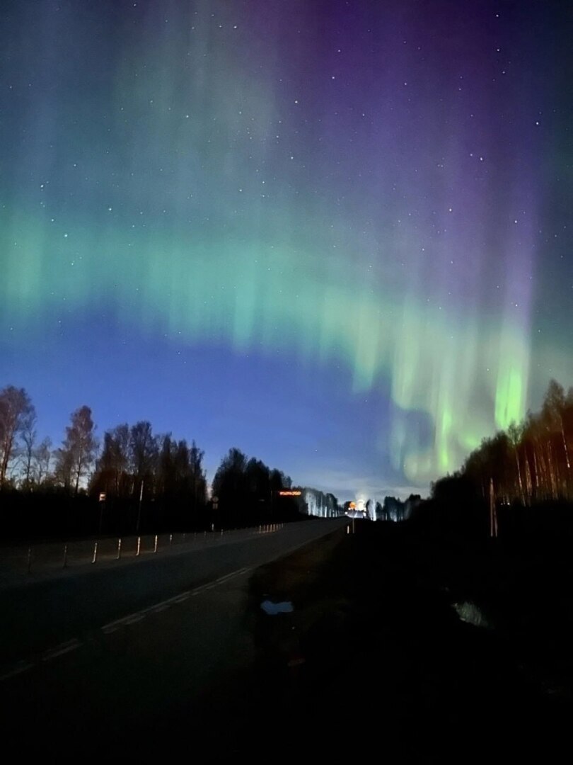 Жители разных регионов России прямо сейчас наблюдают яркое северное сияние