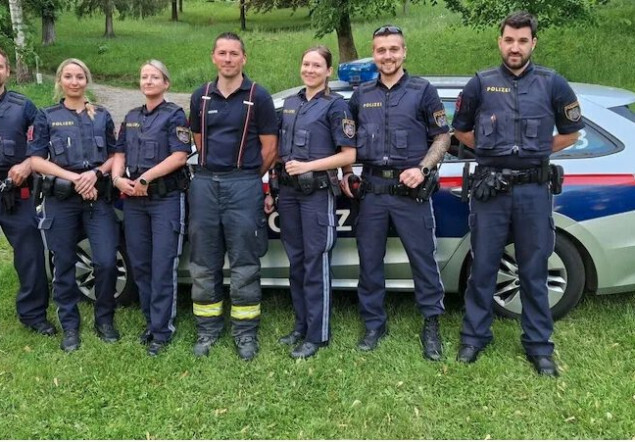 На них можно положиться: пожарные и полиция спасают малыша из задымленной квартиры