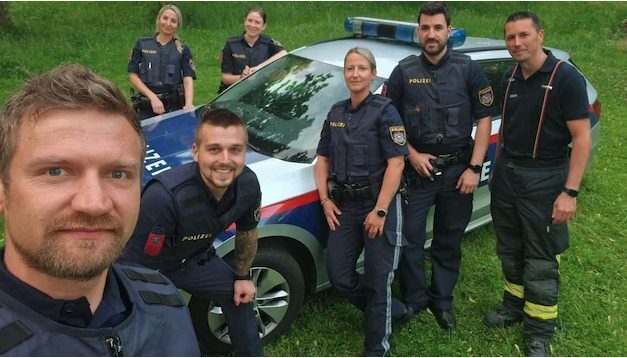 На них можно положиться: пожарные и полиция спасают малыша из задымленной квартиры