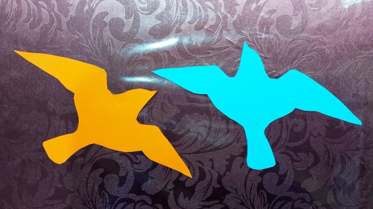 Разноцветные шаблоны из бумаги превратят прогулку в обучающую игру