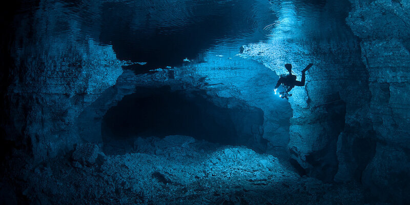 Загадка глубин: Ученые открыли самую глубокую голубую дыру у побережья Мексики