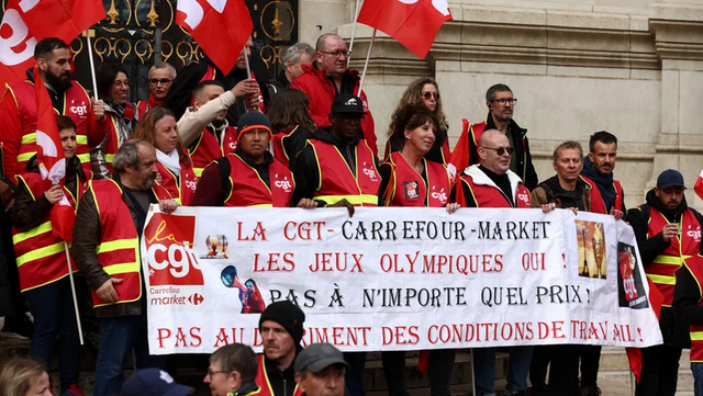 Грязная Сена, клопы и протесты с сожжением колец — у Парижа правда проблемы с Олимпиадой?