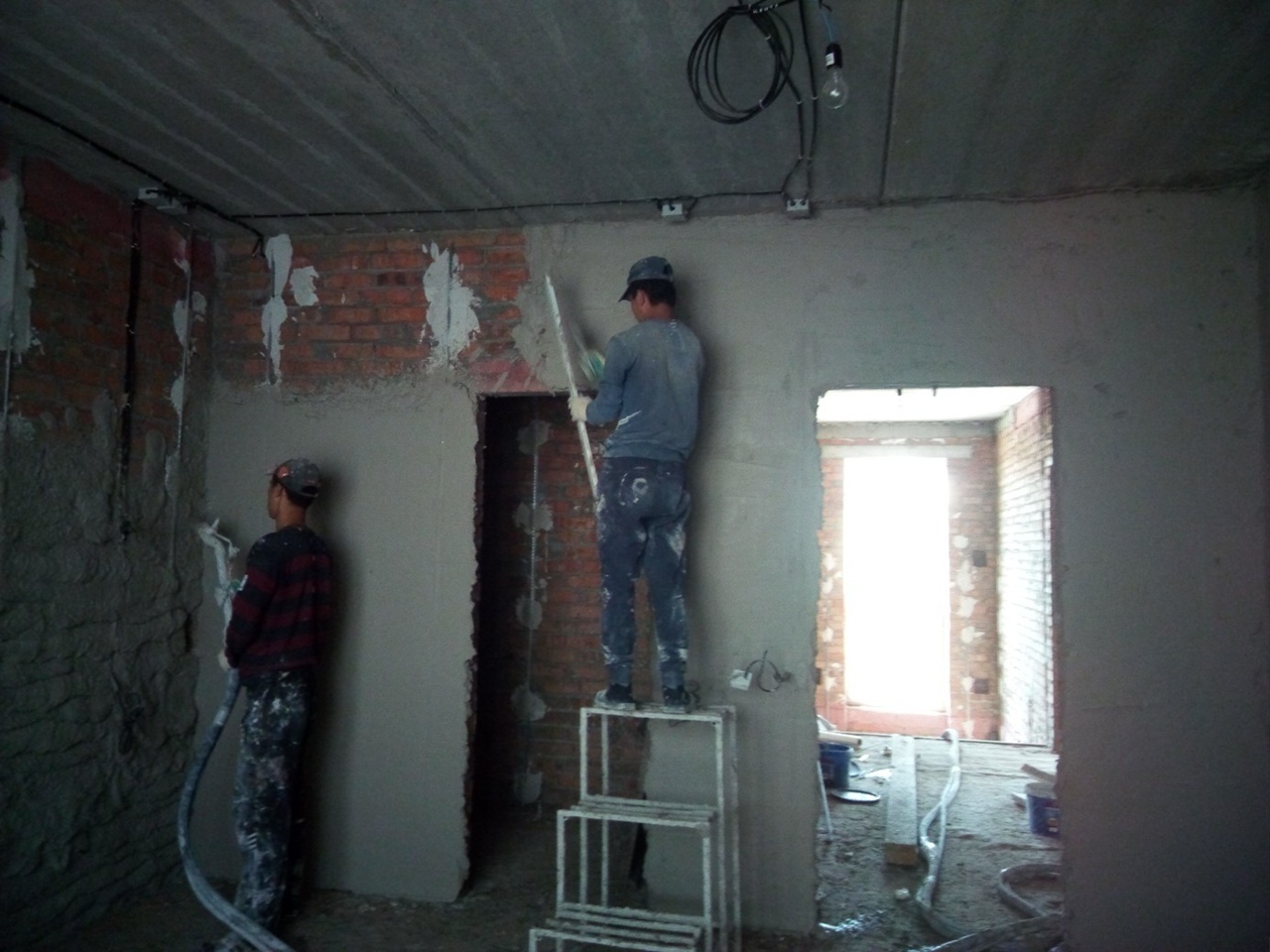 Зачастую бывает и так, что по вине заезжего гастролёра-заказчика страдают наши работяги