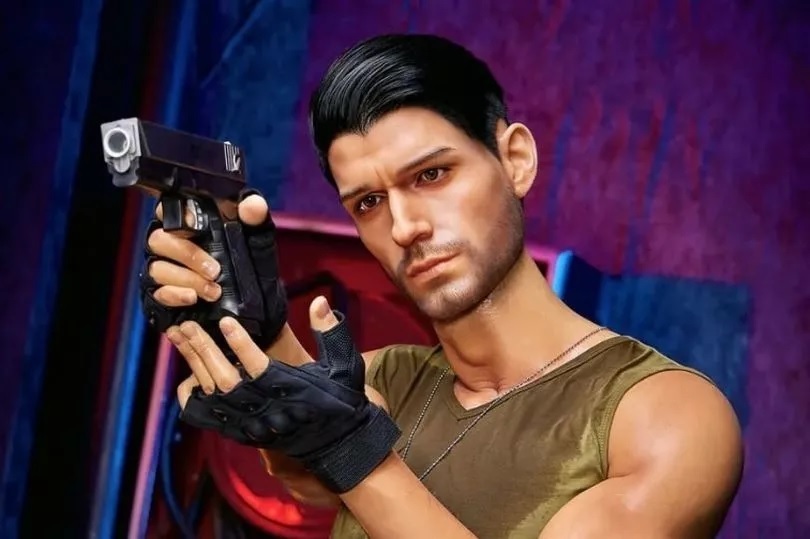 Секс-кукла с оружием в потном жилете «выбери свой размер» — бестселлер сайта