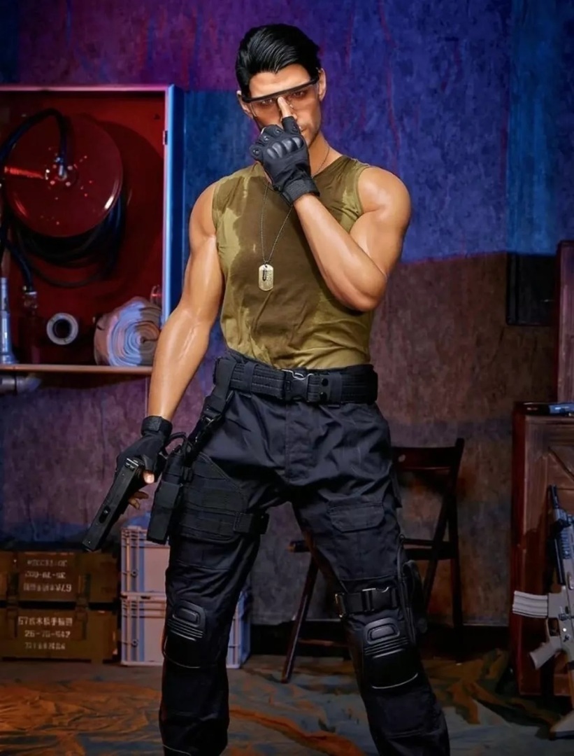 Секс-кукла с оружием в потном жилете «выбери свой размер» — бестселлер сайта