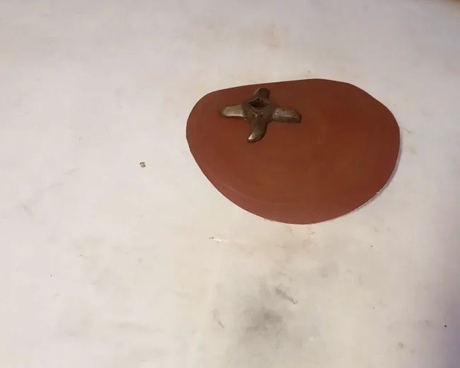 Покажу вам простой способ, как заточить нож для мясорубки.