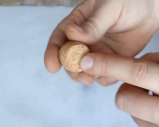 Крутая самоделка из пробки от вина.