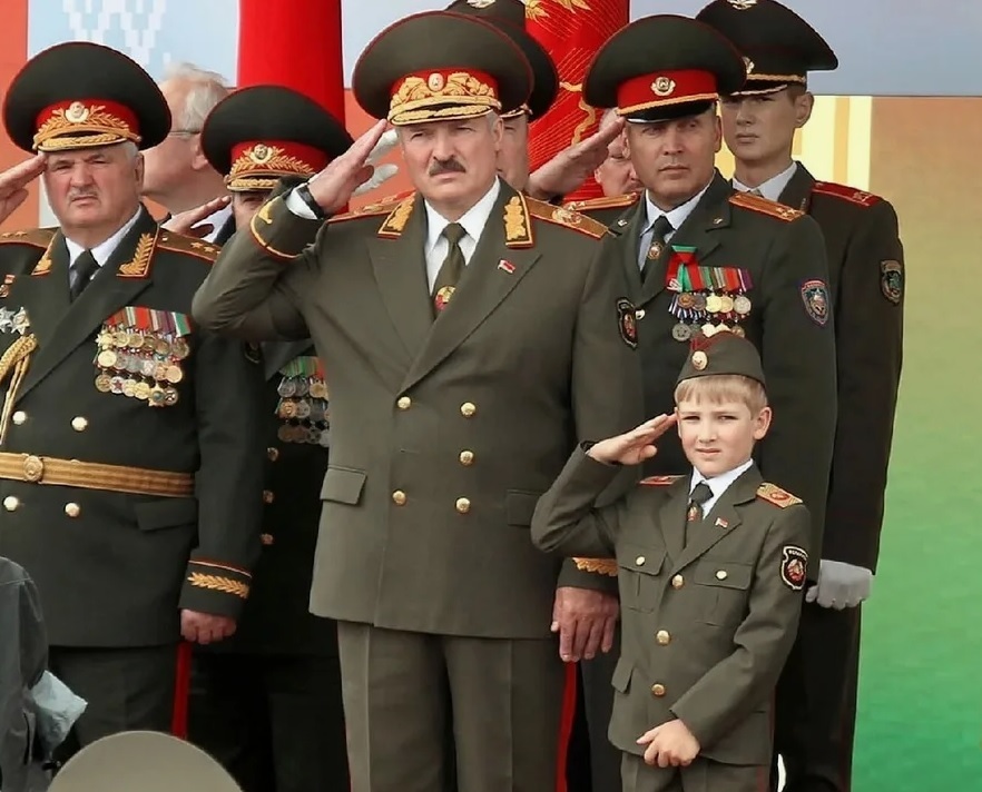 Александр Лукашенко и белая собачка на параде победы 2024 года