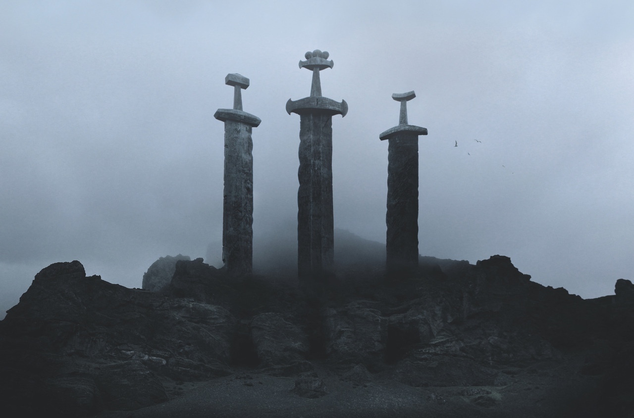 Памятник в честь битвы при Хафрсфьорде - Три меча.