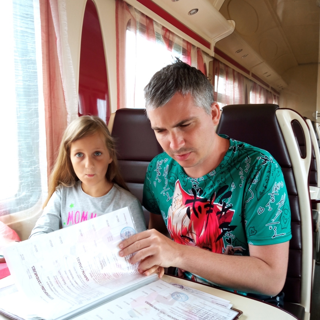 Уступи место! Теперь в поездах будет много споров, обитателям верхних полок не поздоровится. Всему виной новый закон.