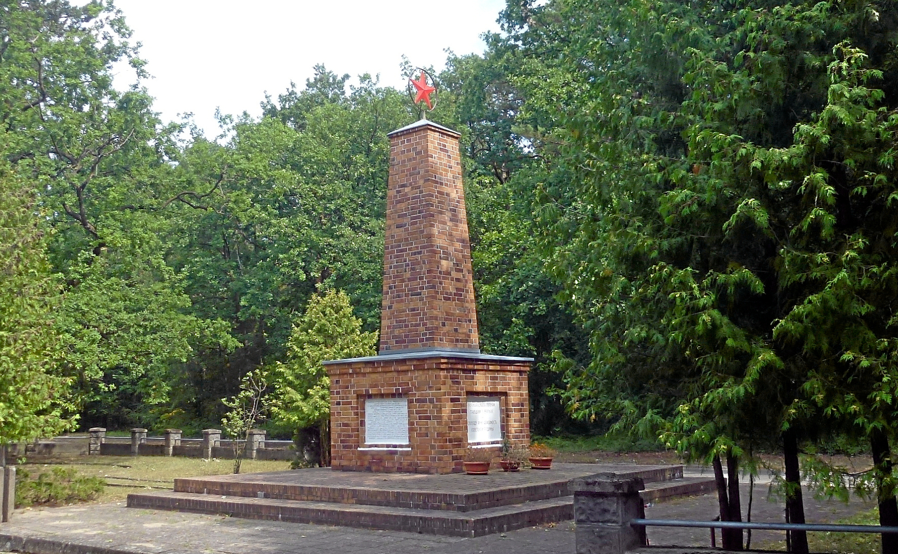 Никто не забыт! Мысли по поводу осквернения мемориала в Шёнайхе