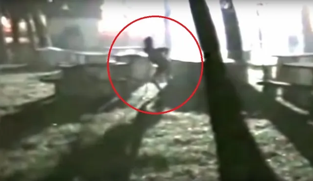 Инопланетянин попал на видео на кладбище