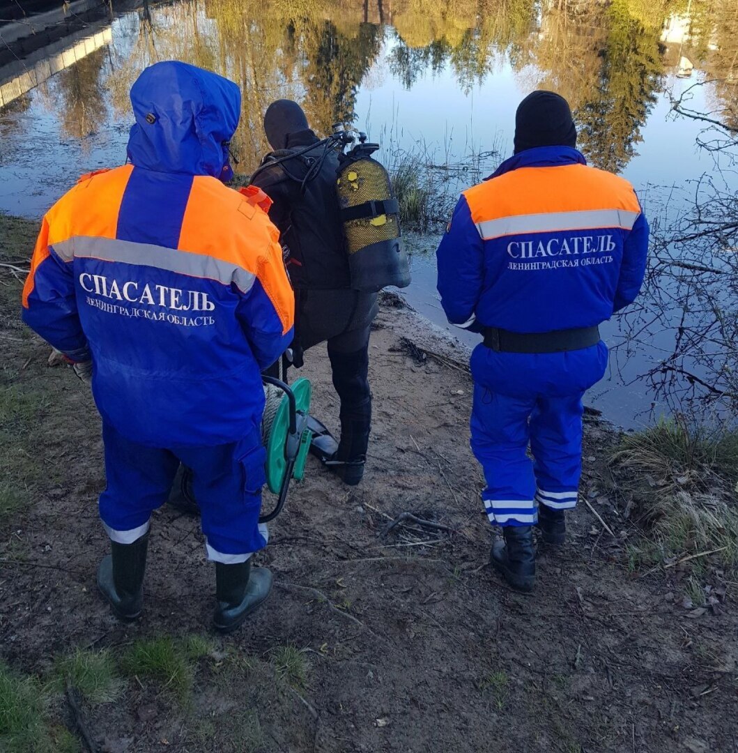 Иномарка с подростками утонула в реке, погибли двое