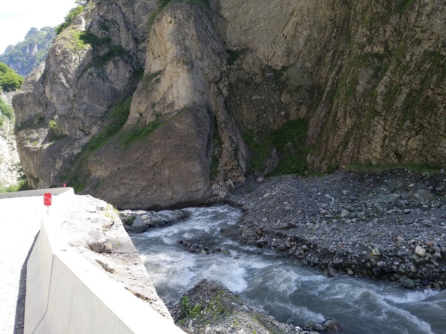 Как мы побывали в Кармадонском ущелье Северного Кавказа – последнем пристанище киногруппы Сергея Бодрова