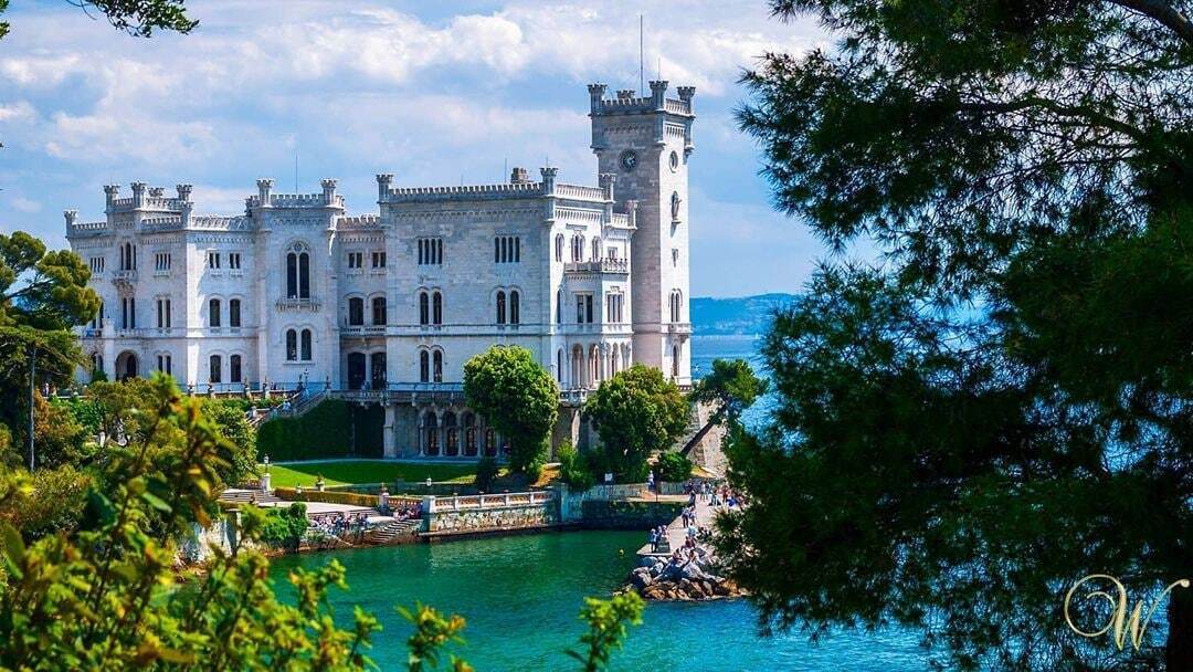 Мирамаре — замок в средневековом шотландском стиле.