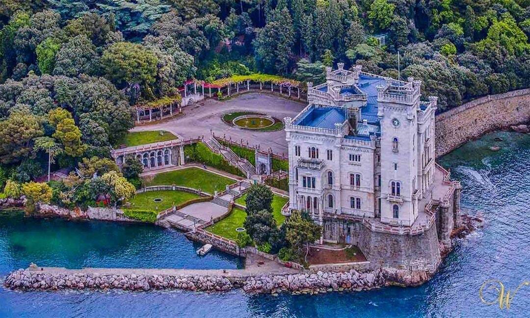 Мирамаре — замок в средневековом шотландском стиле.