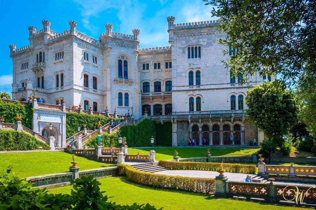 Мирамаре — замок в средневековом шотландском стиле.