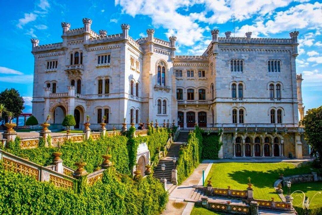 Мирамаре — замок в средневековом шотландском стиле.