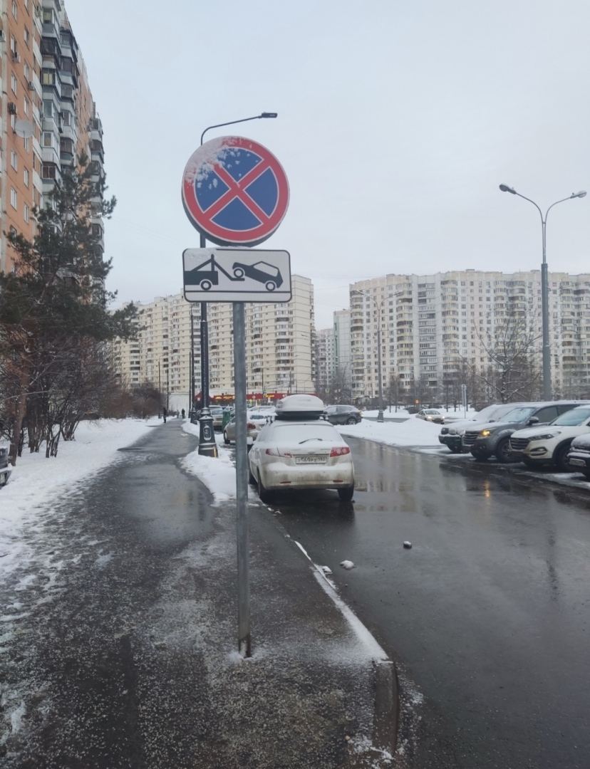 Бессмысленное и беспощадное благоустройство или как нам городские власти  количество парковочных мест уменьшили и лишние знаки установили. 🤡 |  Подойницына Ирина Александровна, 16 мая 2024