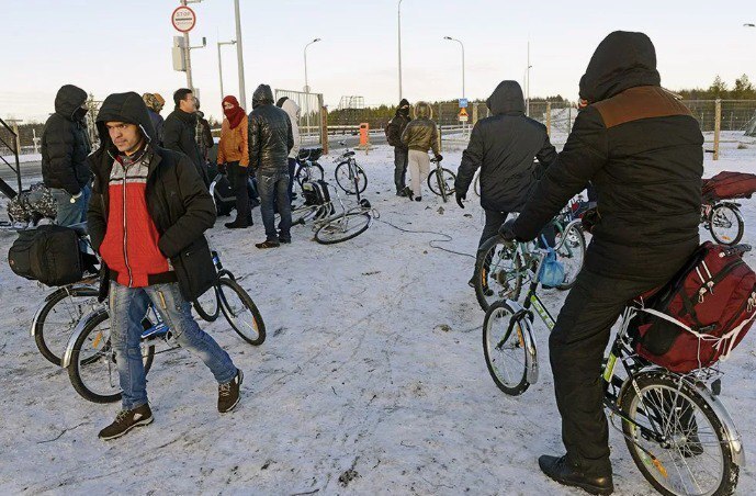 Финны раскупили все велосипеды, которые беженцы бросили на российской границе.