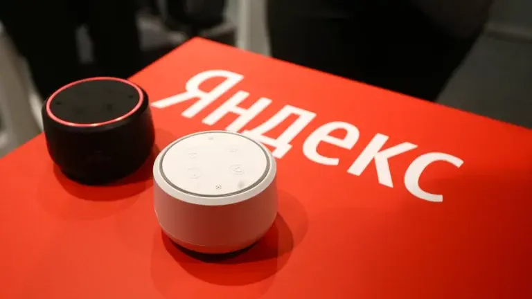 «Яндекс» отказался комментировать претензии Медведева из-за «дурки» от «Алисы».
