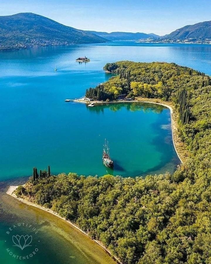 Сегодня летим в Черногорию.