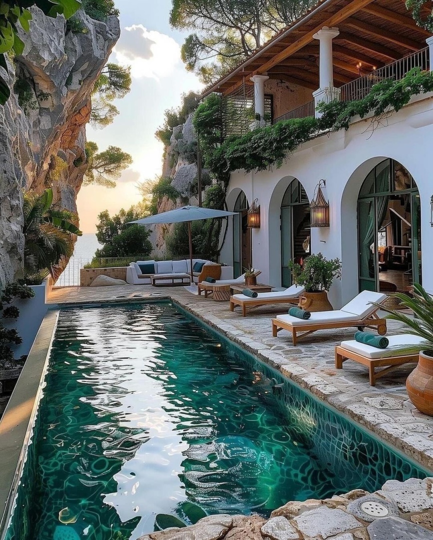 Красивый берег на море.