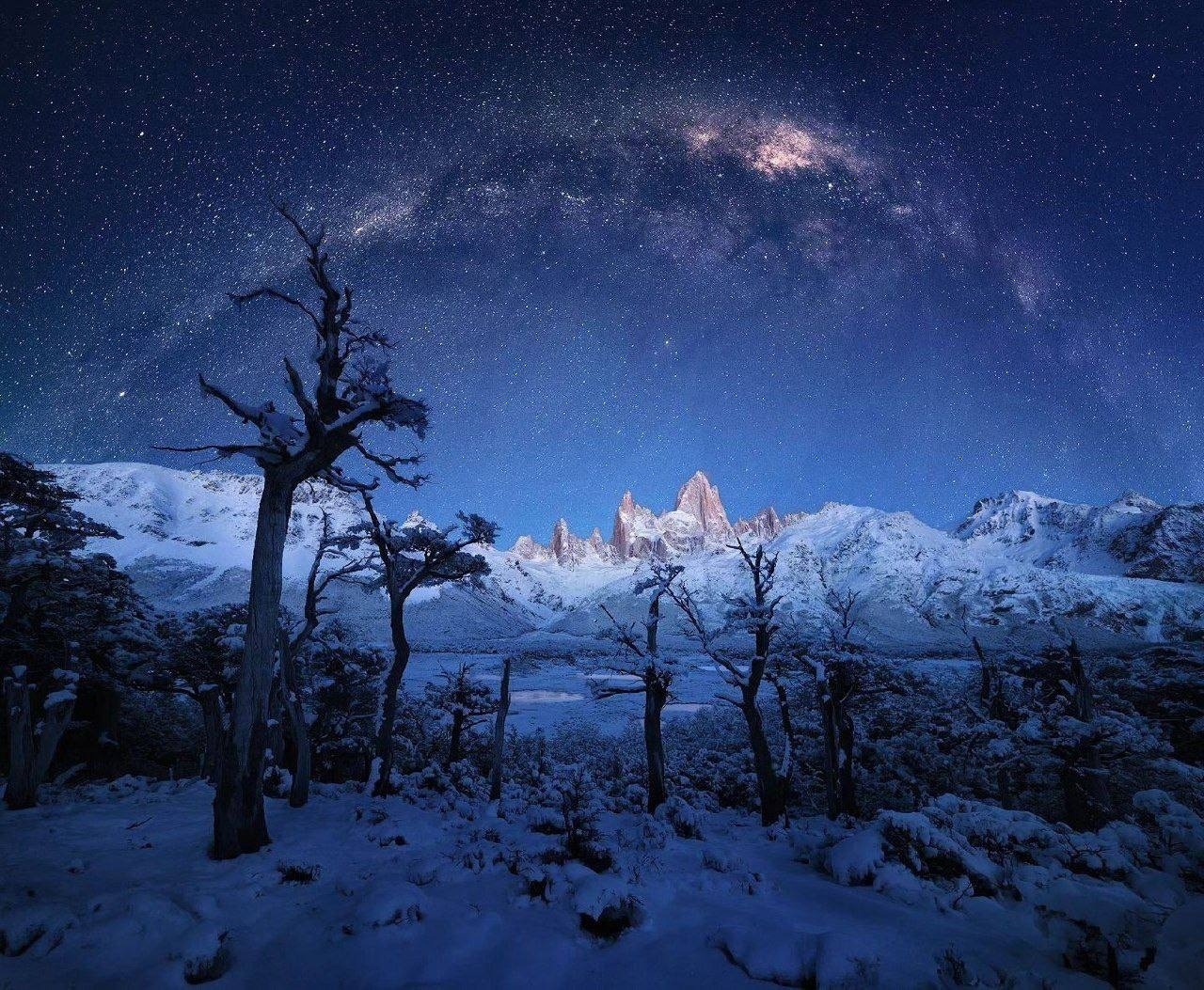 В далеком королевстве, среди величественных гор и безбрежных звездных небес