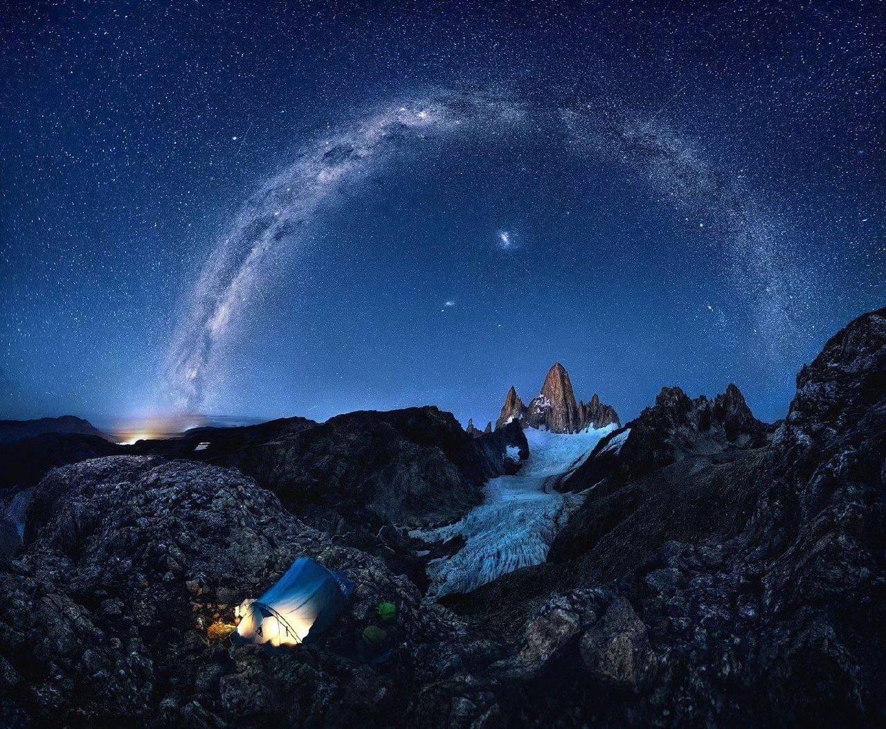 В далеком королевстве, среди величественных гор и безбрежных звездных небес