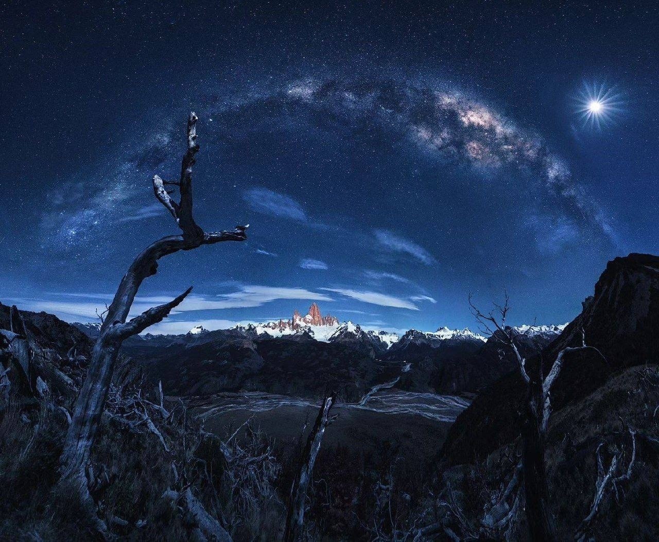 В далеком королевстве, среди величественных гор и безбрежных звездных небес