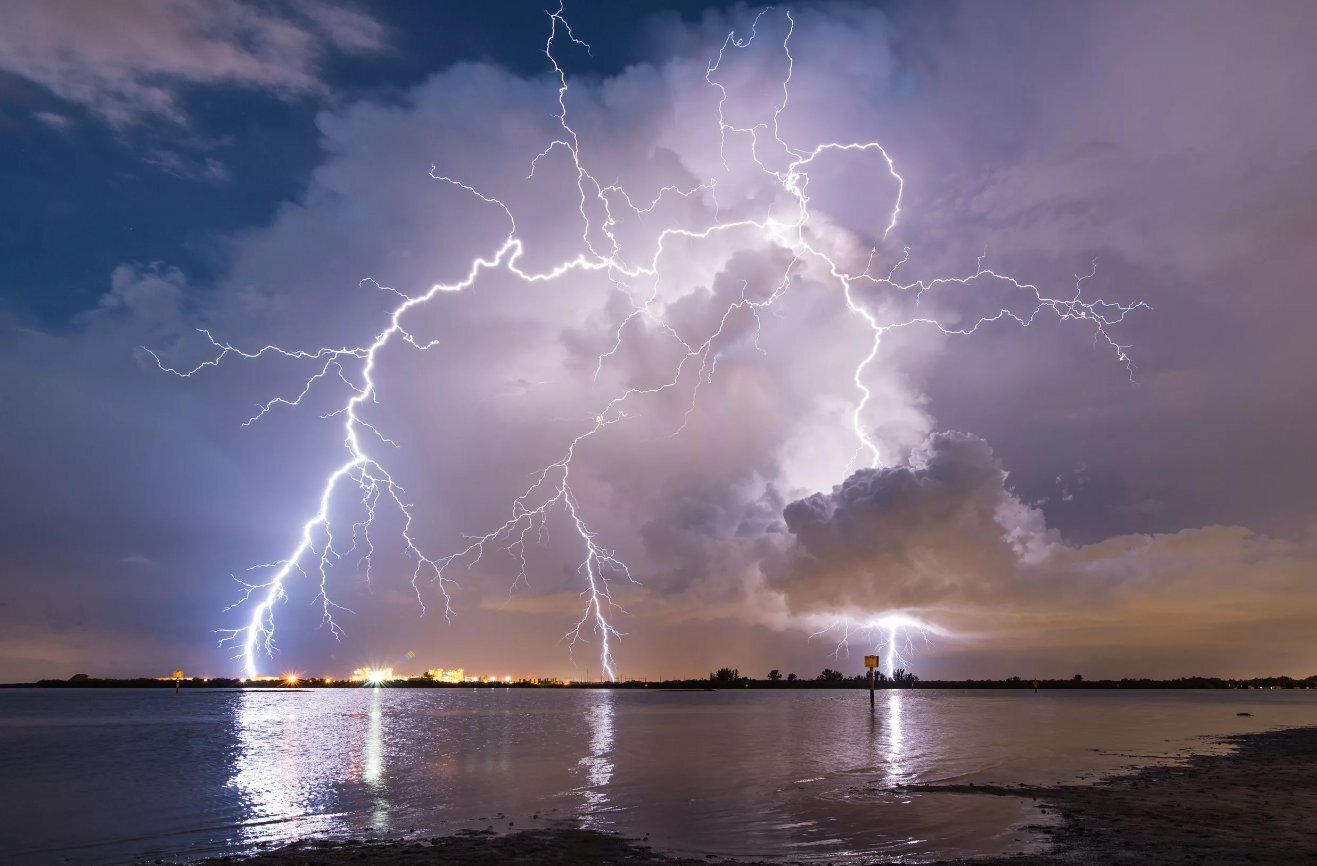 Феномен молнии: ужасно красиво.... разрушительно и мощно